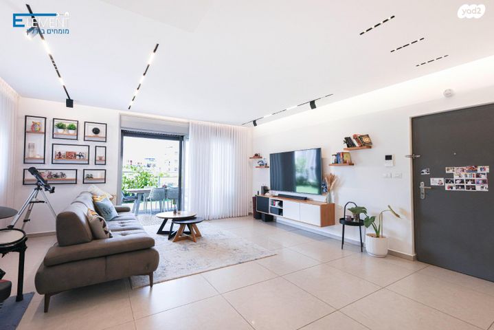 גג/ פנטהאוז, הפרחים, חריש