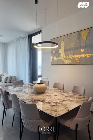 גג/ פנטהאוז, דרך מנחם בגין 158, מונטיפיורי, הרכבת, תל אביב יפו