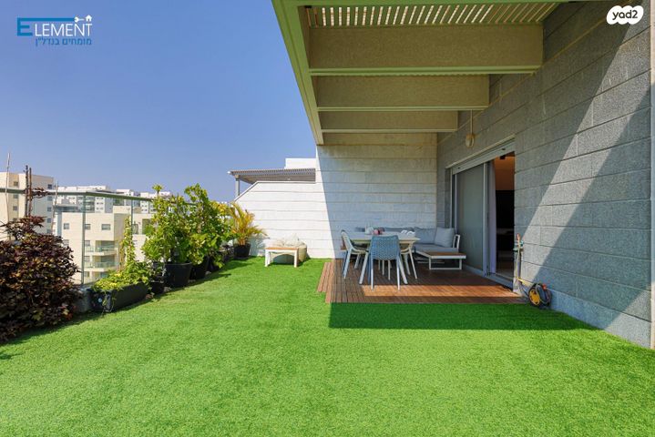 גג/ פנטהאוז, הפרחים, חריש