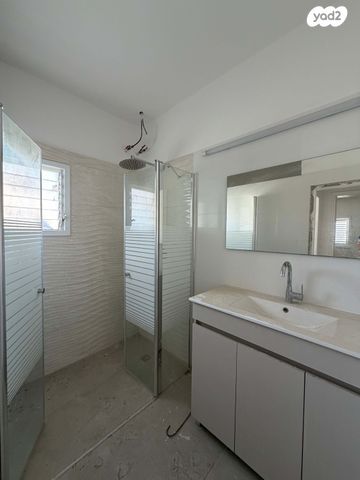 גג/ פנטהאוז, מבצע סיני, תל גיבורים, חולון