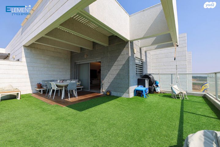 גג/ פנטהאוז, הפרחים, חריש