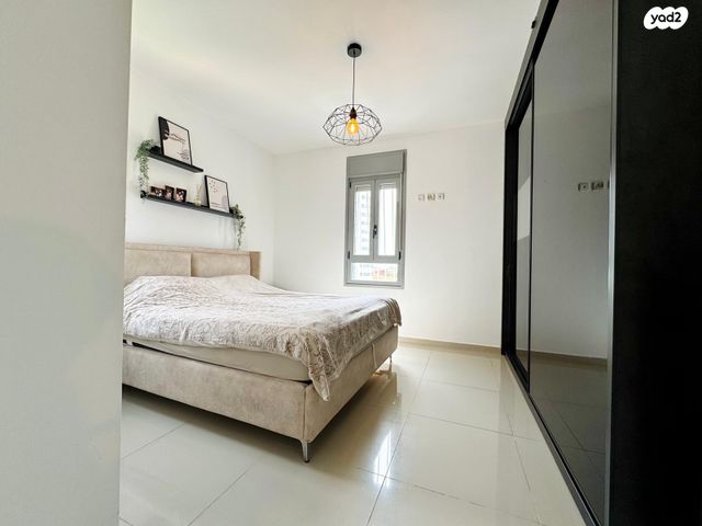 דירה, שדרות מקס ואמפרו שיין, רחובות החדשה, רחובות