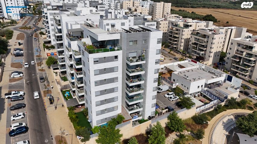 גג/ פנטהאוז, הפרחים, חריש