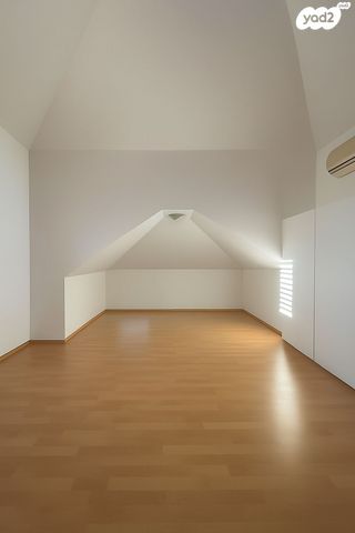 טריפלקס, הסחלב 11, קרית הפרחים - 2005, רעננה