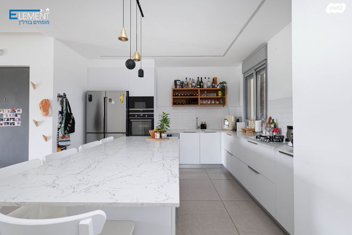 גג/ פנטהאוז, הפרחים, חריש