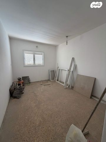 גג/ פנטהאוז, מבצע סיני, תל גיבורים, חולון