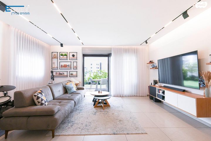 גג/ פנטהאוז, הפרחים, חריש