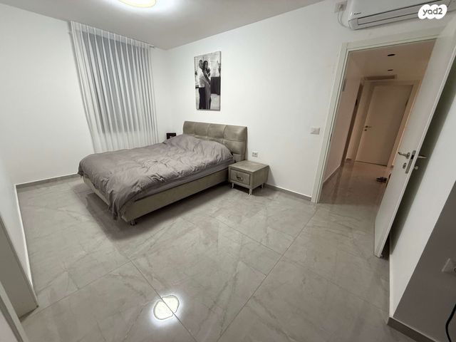 דירה, עוזי חיטמן, נאות שמיר, יבנה