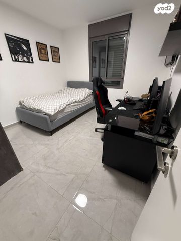 דירה, עוזי חיטמן, נאות שמיר, יבנה