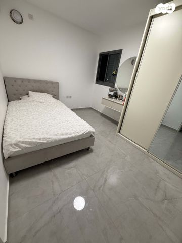 דירה, עוזי חיטמן, נאות שמיר, יבנה