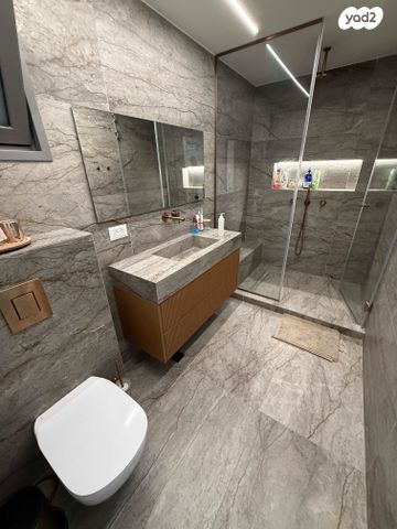 דירה, עוזי חיטמן, נאות שמיר, יבנה