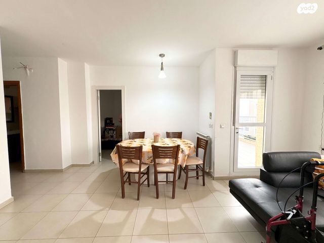 דירה, שלמה באום, חומת שמואל, הר חומה, ירושלים