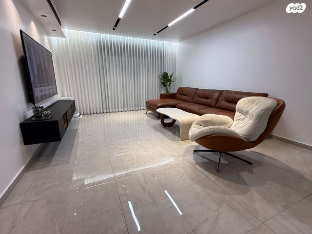 דירה, עוזי חיטמן, נאות שמיר, יבנה