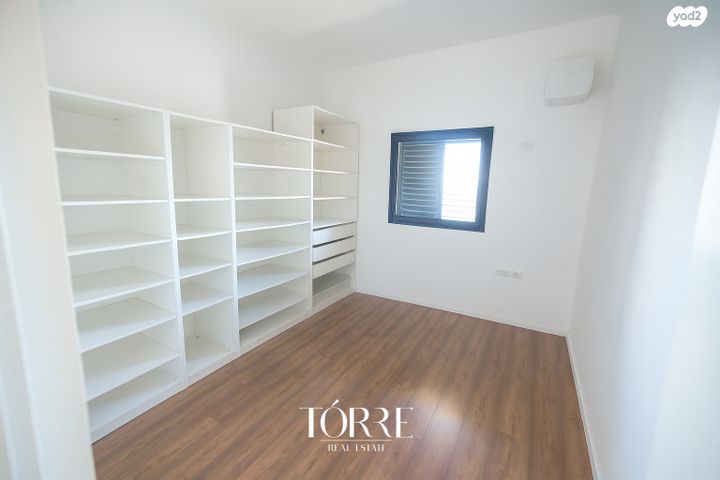 גג/ פנטהאוז, דרך מנחם בגין 158, מונטיפיורי, הרכבת, תל אביב יפו