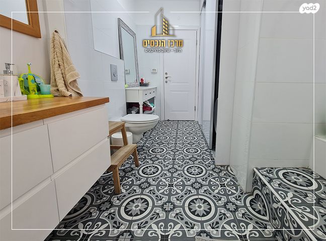 דירת גן, מעלה אדומים