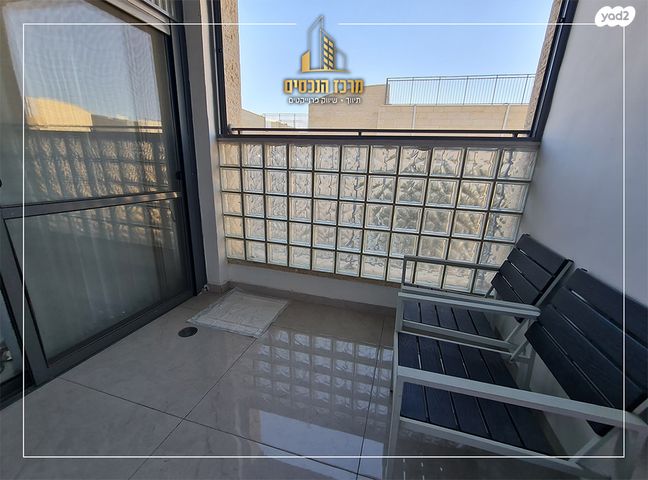 דירת גן, מעלה אדומים