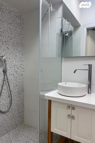 דירה, צור יצחק