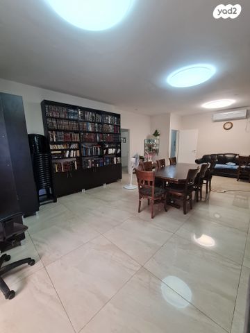 דירת גן, בעל התניא, הפועל המזרחי ג', שיכון ג', בני ברק