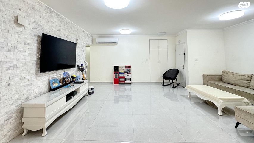 דירה, הברוש, אורות, אור עקיבא