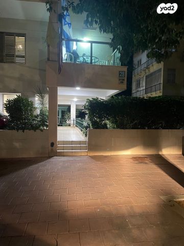 דירה, משה דיין 28, אזור הבילויים, רמת גן