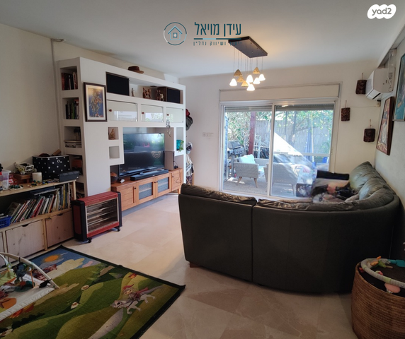 דו משפחתי, בת חפר