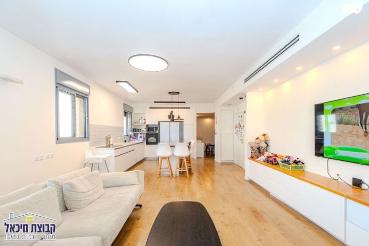 דירה, חיים הרצוג, פסגות אפק, ראש העין