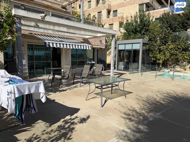 דירת גן, אברהם פררה, הולילנד, ירושלים