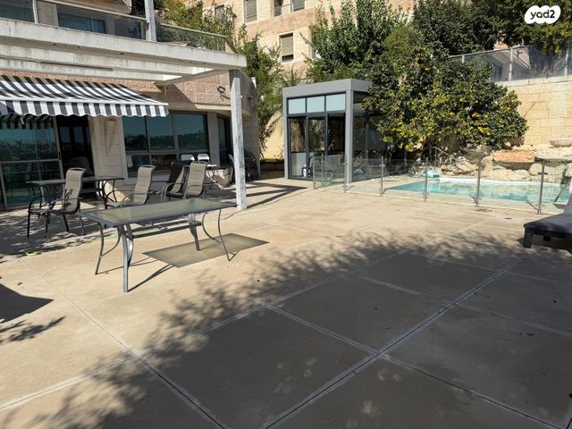 דירת גן, אברהם פררה, הולילנד, ירושלים