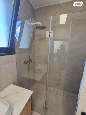 גג/ פנטהאוז, יוסי בנאי, גבעת זמר, חיפה