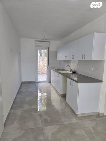 דירת גן, הנחלים, מעלה אדומים