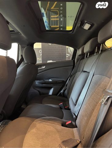 מודעת רכב אלפא רומיאו ג'ולייטה