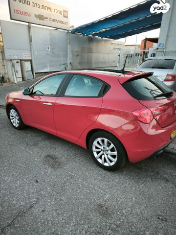 מודעת רכב אלפא רומיאו ג'ולייטה