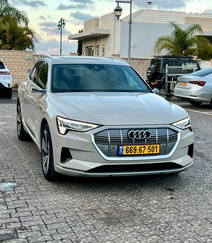 מודעת רכב אאודי E-tron