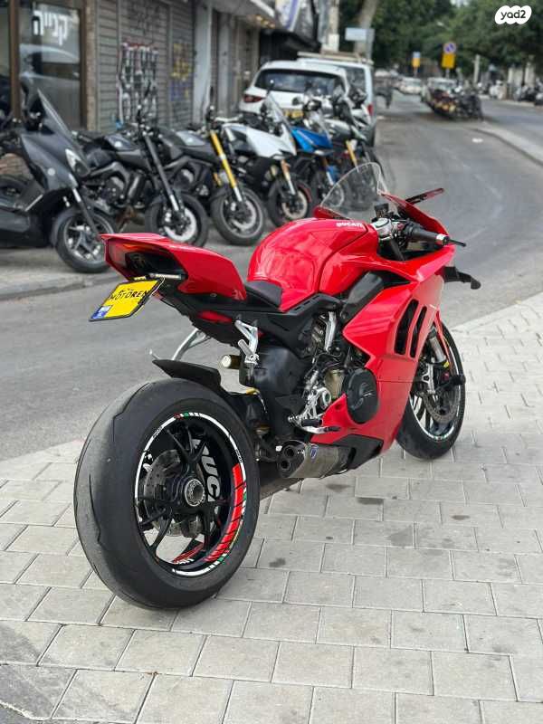 דוקאטי פניגאלה V4