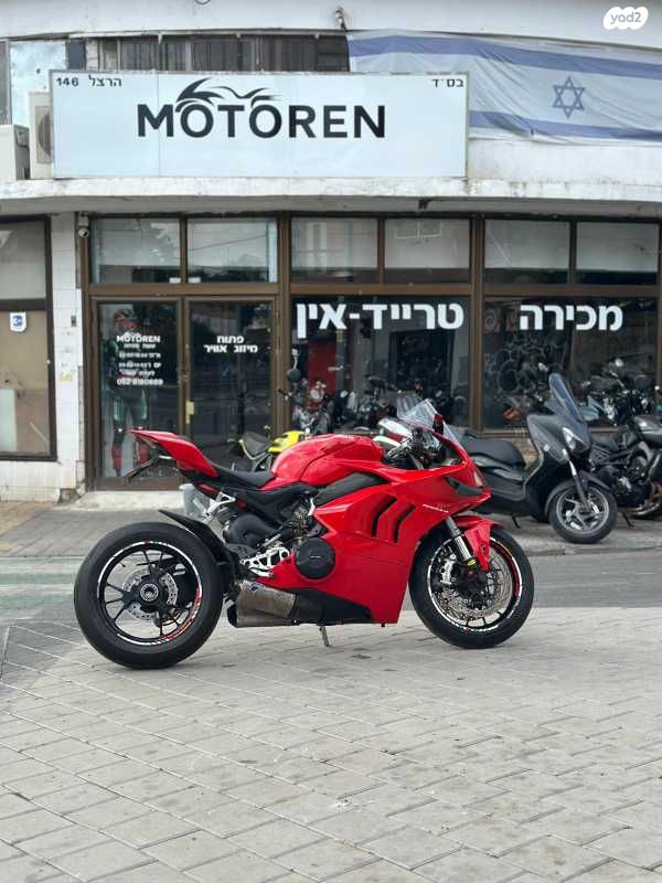 דוקאטי פניגאלה V4