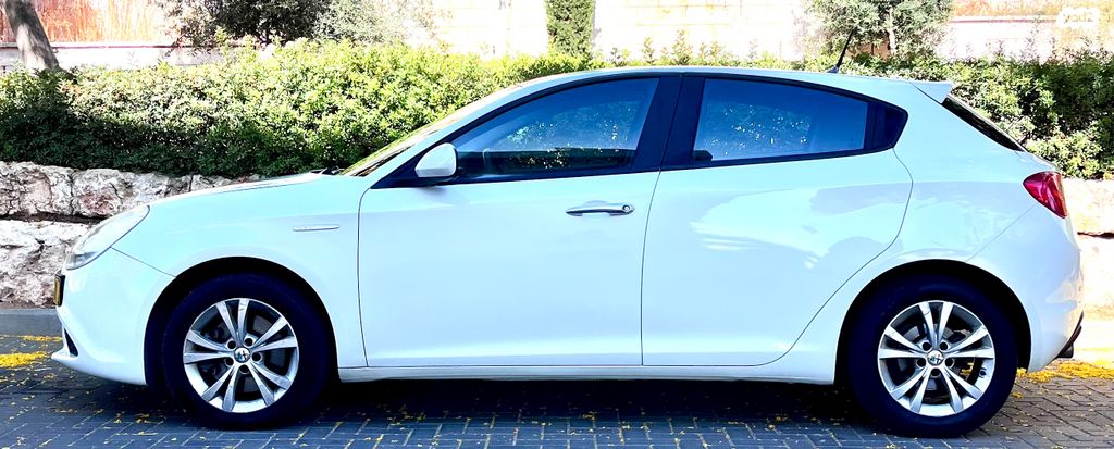 אלפא רומיאו ג'ולייטה