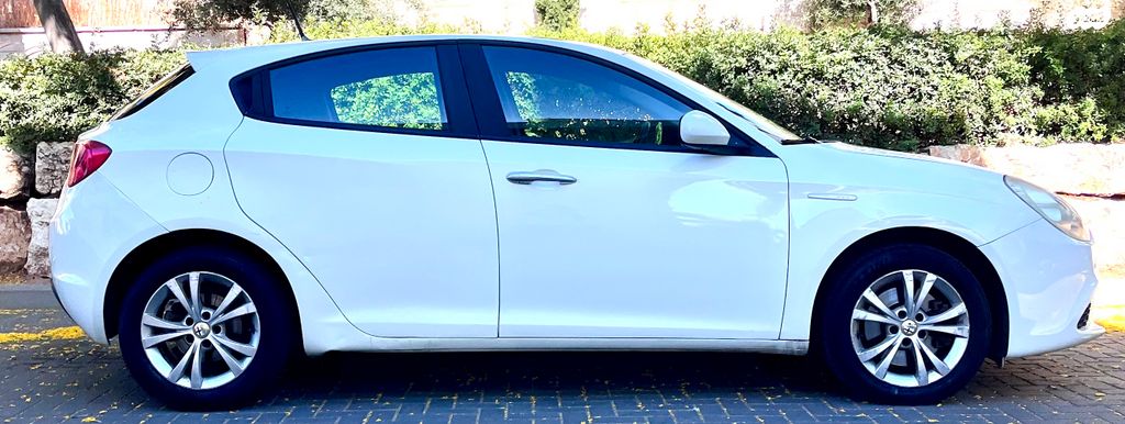 אלפא רומיאו ג'ולייטה