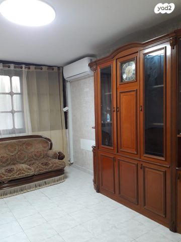 דירה, תשי"ג 19, פנחס ספיר, מגדל העמק