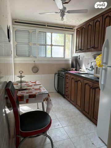 דירה, תשי"ג 19, פנחס ספיר, מגדל העמק