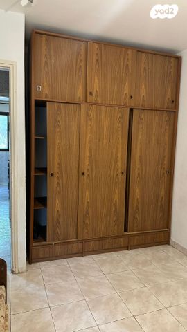 דירה, תשי"ג 19, פנחס ספיר, מגדל העמק