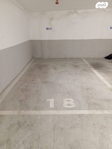 שדרות הצנחנים 18