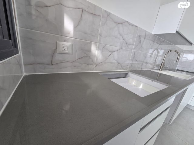 דירה, דרך קדם 30, נופי סלע, מעלה אדומים