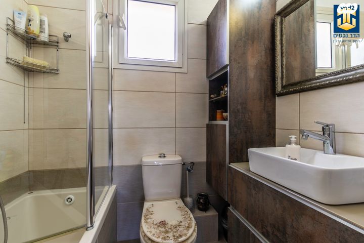 דירה, יצחק רפאל, חומת שמואל, הר חומה, ירושלים