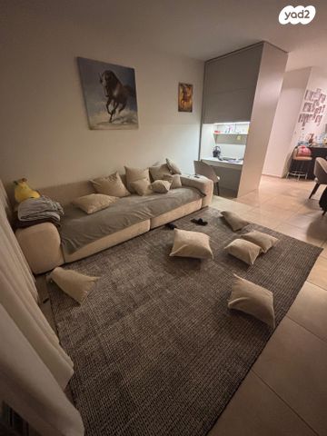 דירה, פרופ' אפרים קציר, רחובות