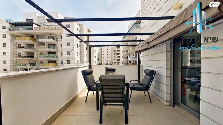 דירה, נעמי שמר, נאות שמיר, יבנה