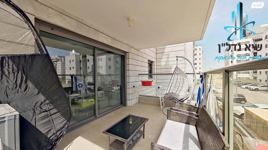 דירה, נעמי שמר, נאות שמיר, יבנה