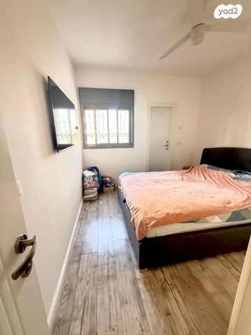 דירה, יאיר רוזנבלום, הזמר העברי, כפר סבא