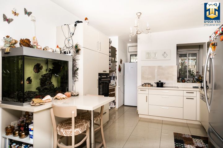 דירה, יצחק רפאל, חומת שמואל, הר חומה, ירושלים