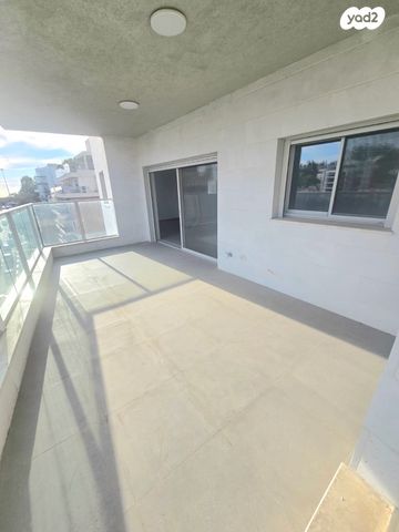 דירה, בנימין ד'ישראלי, אחוזה, חיפה