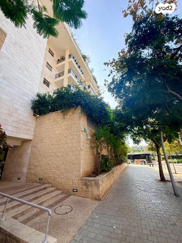 דירה, יאיר רוזנבלום, הזמר העברי, כפר סבא